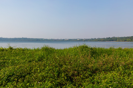 广东湛江湖光岩风景区镜湖风光