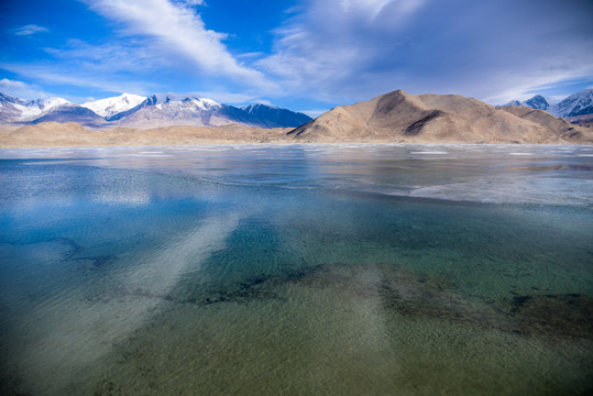 帕米尔高原卡拉库里湖冬季景观