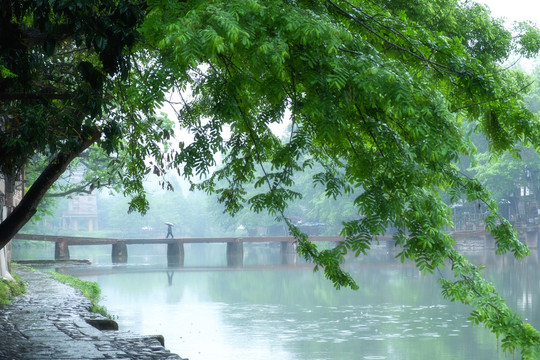 夹关古镇青山绿水烟雨朦胧