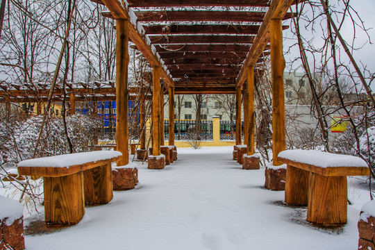 校园长廊石凳与廊下小路雪景