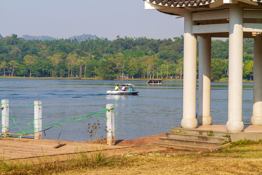 广东湛江湖光岩风景区镜湖风光