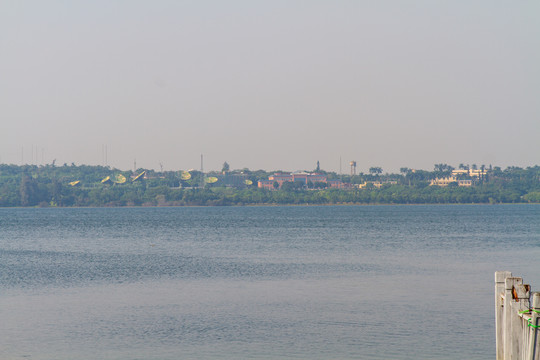 广东湛江湖光岩风景区镜湖风光