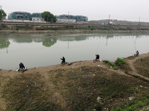 河邊釣魚