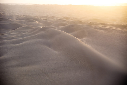 塔克拉玛干沙漠中的日落