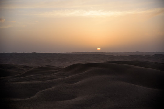 塔克拉玛干沙漠中的日落