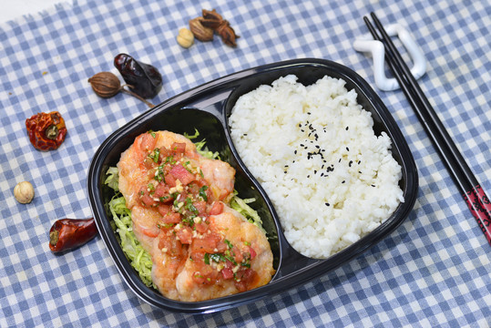 牛肉饼和蔬菜盒饭