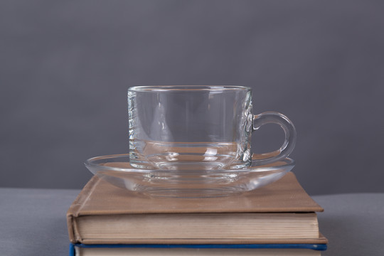 书与玻璃茶杯