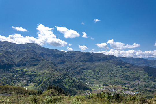 兴隆山村