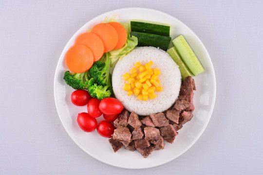 低脂肪肉类和果蔬的沙拉餐