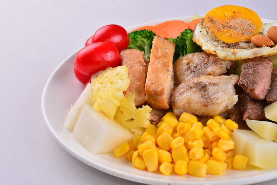 轻餐食鸡肉牛肉和各种蔬菜