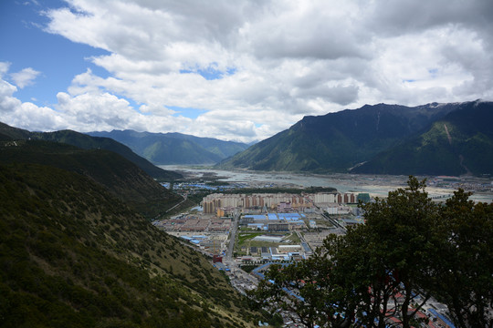 西藏风光孜珠寺背面山