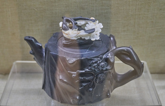 雕花茶壶
