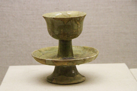 北齐黄绿釉瓷托杯