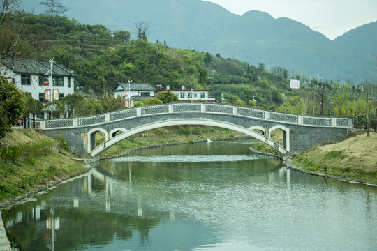 青山绿水石拱桥