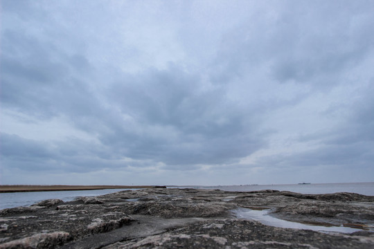 中国上海崇明岛滨江出海口多风景