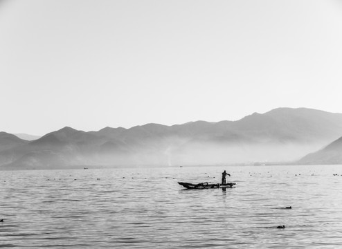 泸沽湖晨雾