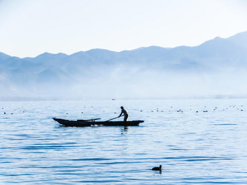 泸沽湖晨雾