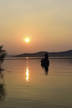 太湖上的渔舟唱晚