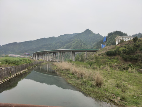 河流与高架桥