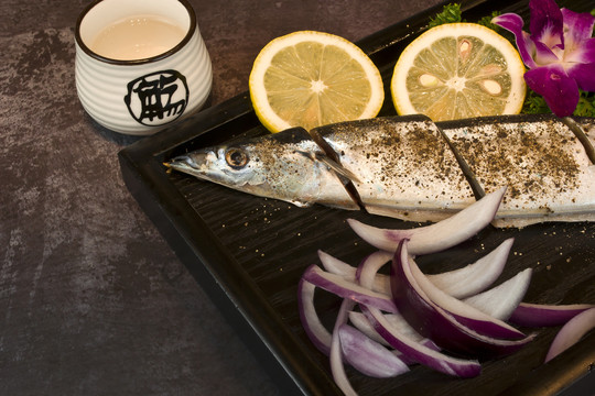 日式烧烤秋刀鱼