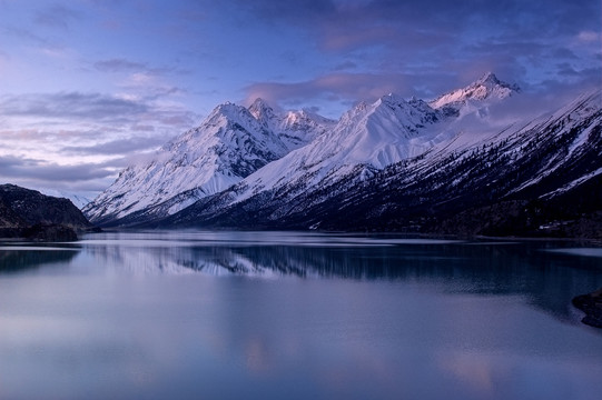 雪山湖泊