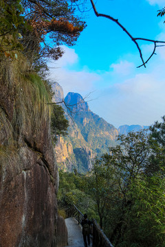 三清山峭立石壁