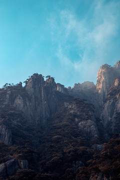 三清山峭立石壁