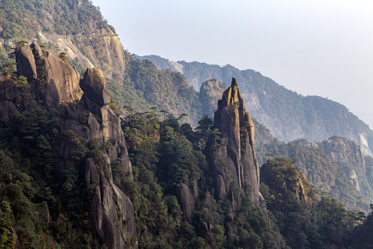 三清山峭立石壁