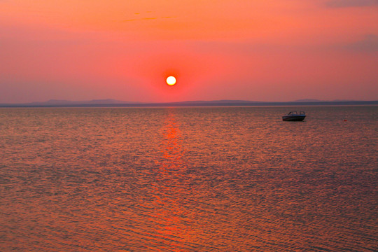 夕阳落日渔船