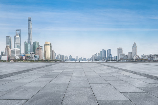 空旷的地面和城市摩天大楼