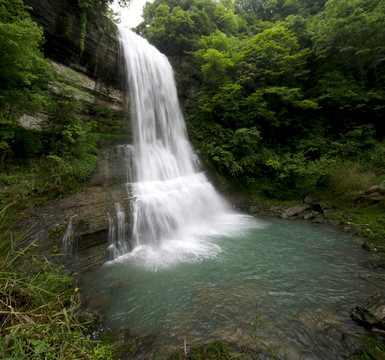 山泉水瀑布