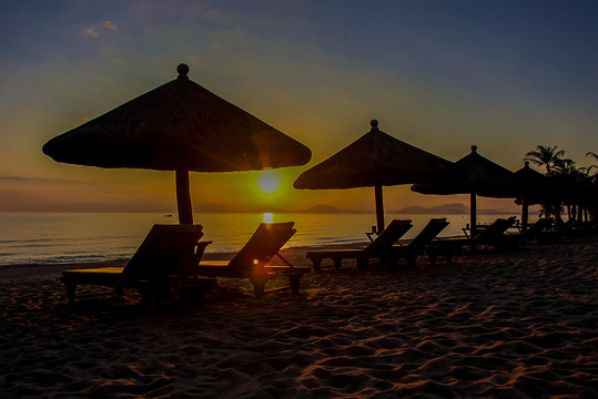 夕阳沙滩海岸躺椅遮阳伞
