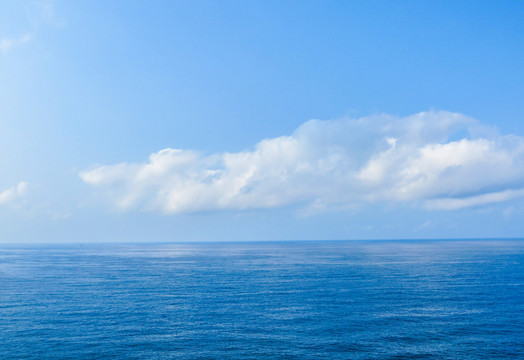 蓝天白云平静海面