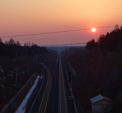 夕阳下的铁轨
