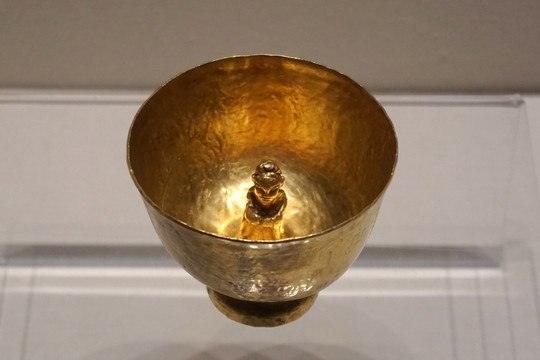 内置人物塑像金杯