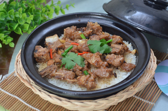 豆豉排骨瓦煲饭