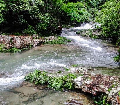 深山溪流