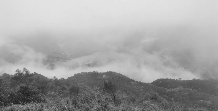 八排山雨雾黑白照