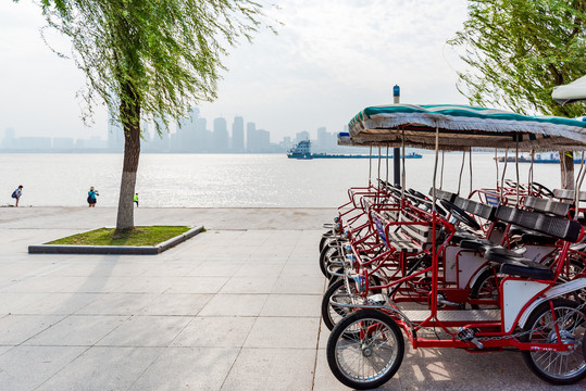 武汉长江边江滩公园里的自行车