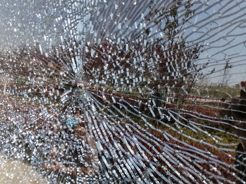 碎裂的钢化玻璃