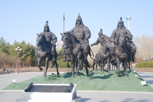 哈萨尔铜雕群像