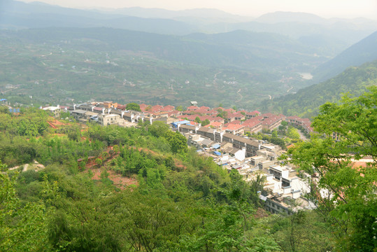 四川简阳群山下的小镇