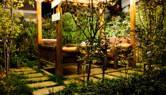 孤独的花园木椅