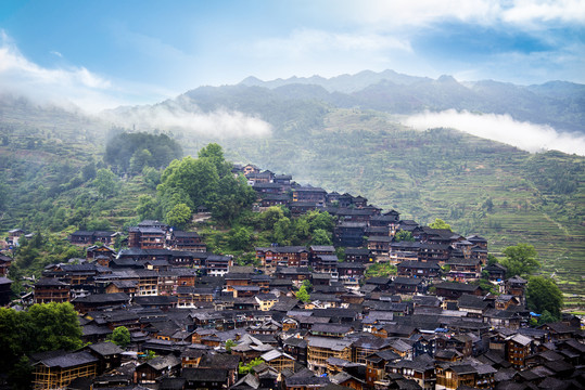 贵州大山里晨曦中的千户苗寨