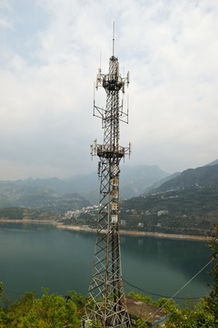 长江三峡边的移动信号塔