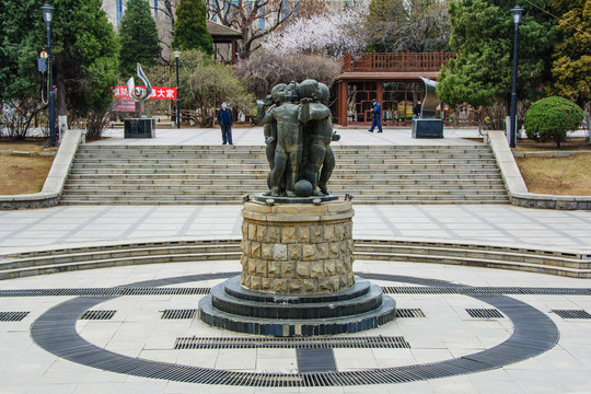 沈阳中山公园儿童群雕塑俯视图