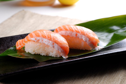 三文鱼腩寿司