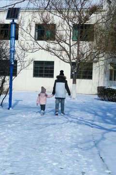 雪地上散步的父女
