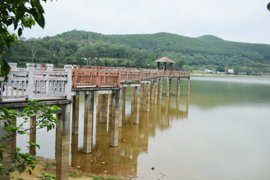 湖上廊桥