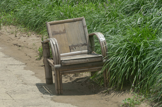 路边的竹椅子